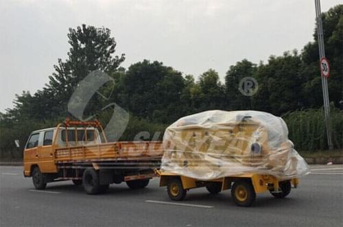 圖為皮卡車拖動移動泵車到排水現(xiàn)場