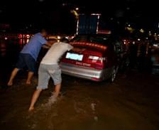 廣州突降大暴雨 多地水浸堵車