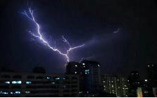 福建省連遭暴雨襲擊多地發(fā)紅色預(yù)警 一晚打雷4518次