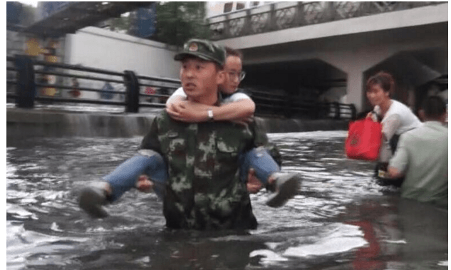 暴雨淹蓋車輛多人被困車內(nèi)，途經(jīng)的消防員英勇救人