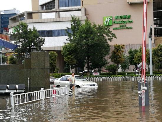 昆明持續(xù)暴雨內(nèi)澇 防汛疏散被困群眾千余人