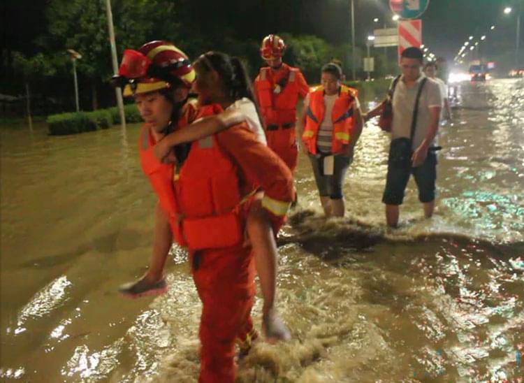 北京城區(qū)特大暴雨積水嚴重 水務(wù)局派出抽水車清理