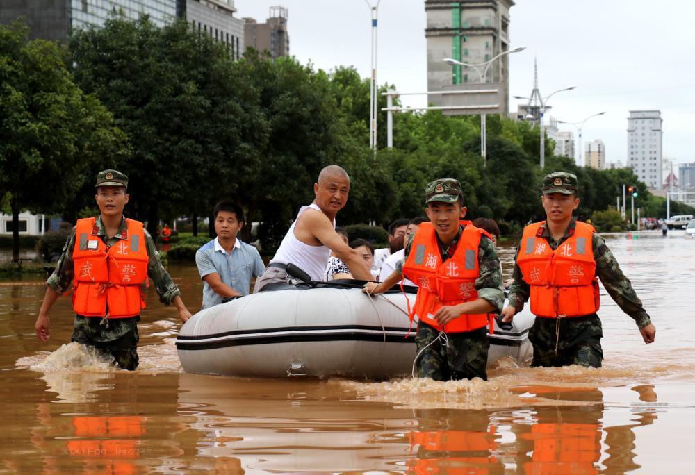 暴雨致湖北咸寧水庫超出水位 引發(fā)多地洪水內澇