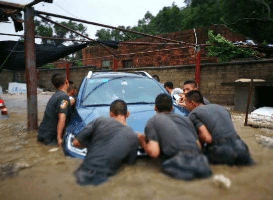 強(qiáng)臺(tái)風(fēng)“天鴿”來(lái)襲 武警官兵奮力搶救